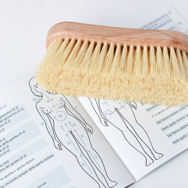 Spazzolatura a secco: il gesto antico che migliora la pelle, stimola il microcircolo e trasforma la tua routine